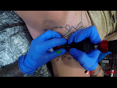 ❤️ An hottie thar a bheith tattooed Sully Savage fuair tattoo ar a clitoris ❤  Porn  uainn ga.porn-milf300.ru ☑